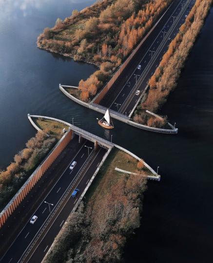 這座位在荷蘭的費呂沃湖橋有著超驚豔的設計...