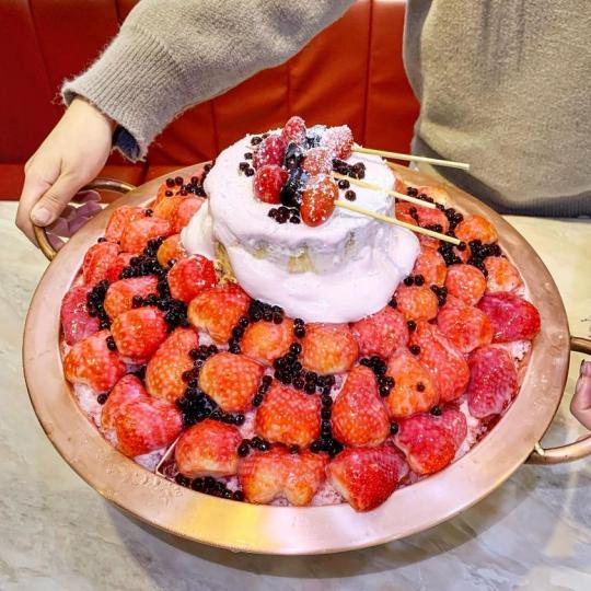 滿滿草莓鋪在一鍋剉冰上...