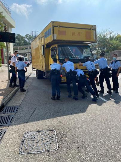 【 小角色大意義 • 疏導交通 】
今日(11月4日)上午,一輛中型貨車於惠荃路往荃錦迴旋處方向發生故障,造成嚴重的交通擠塞。
警方新界南機動部隊第三小隊人員途經上址,即時將貨車推至安全位置並疏導交通... 【 小角色大意義 • 疏導交通 】
今日(11月4日)上午,一輛中型貨車於惠荃路往荃錦迴旋處方向發生故障,造成嚴重的交通擠塞。
警方新界南機動部隊第三小隊人員途經上址,即時將貨車推至安全位置並疏導交通...