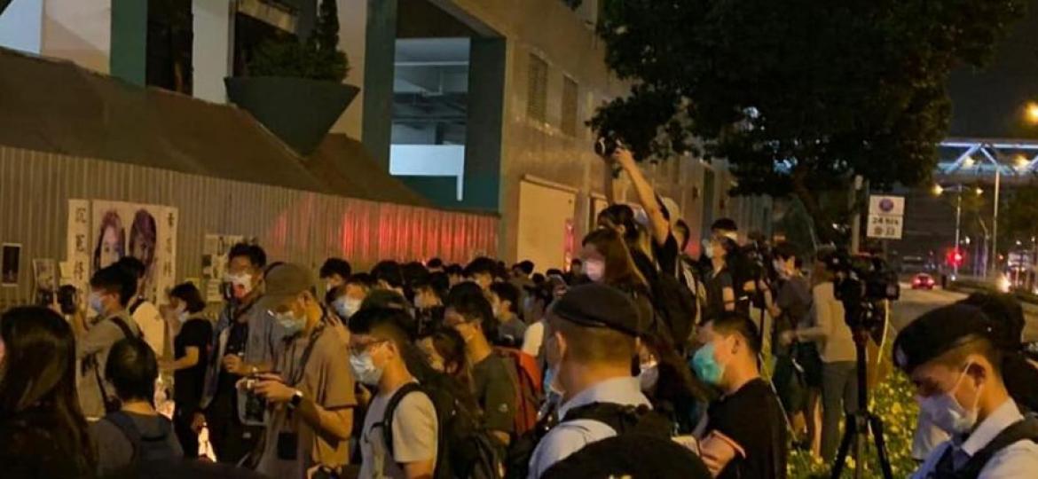 將軍澳有人羣集結 警方呼籲立即離開】
【Police warn people gathering at Tseung Kwan O area to leave】
下午五時許，有人羣在將軍澳尚德邨一帶集...