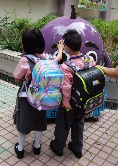 防騙停不了,單身提子今日去咗黃大仙嘅一間小學同同學仔講解防騙方法,叫佢哋提醒身邊屋企人唔好受騙!之後提子仲去咗大角咀埃華街公園,同市民零距離接觸,I say "提防騙子" You say "由您開始"... 防騙停不了,單身提子今日去咗黃大仙嘅一間小學同同學仔講解防騙方法,叫佢哋提醒身邊屋企人唔好受騙!之後提子仲去咗大角咀埃華街公園,同市民零距離接觸,I say "提防騙子" You say "由您開始"...