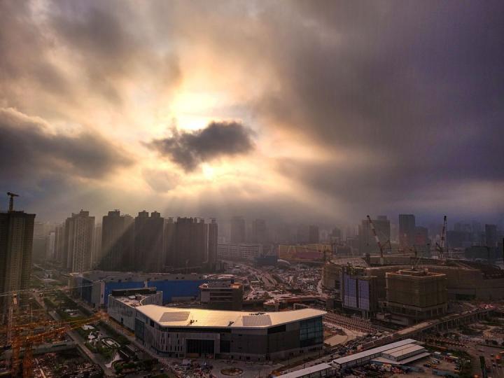 當陽光被雲層遮擋
⛅，光線由縫隙或邊緣分岔出嚟，就會形成光暗唔同嘅射線喇🌅～
2觀塘裕民坊，可以看到寶聲戲院，後改為寶聲娛樂城，現址隨觀塘市中心重建當陽光被雲層遮擋
⛅，光線由縫隙或邊緣分岔出嚟，就...