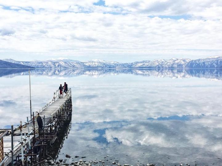 日本純白色的支笏湖，一年四季有著不同的絕美風光...