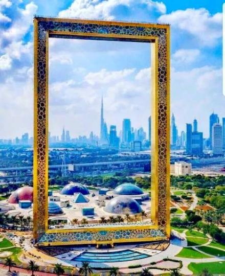 世界最大相框,建於杜拜
市中心扎比公園,是個
有50層樓高的黃金色
相框,由玻璃.鋼鐵,鋁
和鋼筋混凝土打造,四
面邊框則鍍金和有瑰
麗的花紋圖案,從遠處
也能看見其閃閃發光
吸引眼睛...