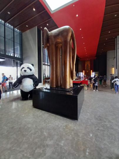 惠州喜天丽度假酒店大厅熊猫迎宾客多好客...