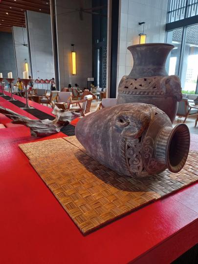 这是摆放在惠州双月湾喜天丽度假酒店大堂仿制的出土文物...
