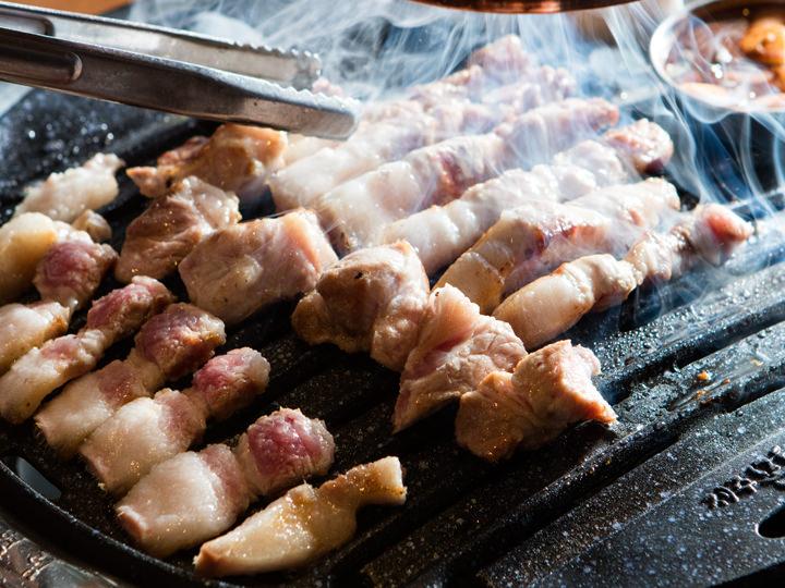三層肉(五花肉)在韓國可是
國民美食之一,韓國畜牧協
會爲幫助猪戶增收,將每年
3月3日指定爲“三層肉節”...