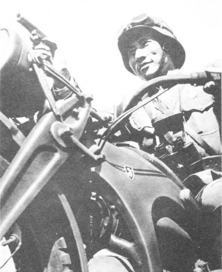 民國20年末，戴著德式鋼盔騎著Zündapp摩托車的國軍士兵...