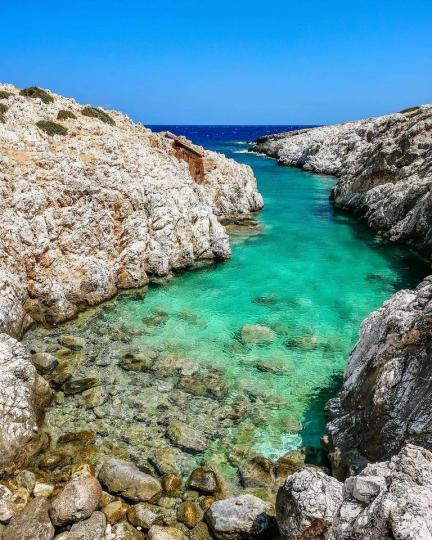 希臘的卡霍利科海灘，透亮的水藍漸層海面...