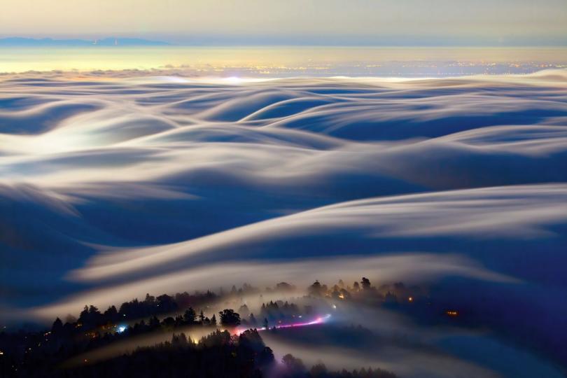 每年夏季是美國加州三藩市灣區的霧季，由太平洋海洋氣候與西岸內陸高溫形成的濃霧，常常把三藩市及周邊城市變成霧的海洋...