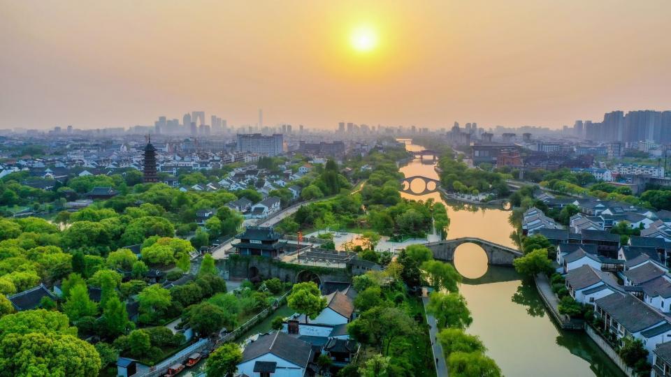 唐代詩人杜荀鶴的一首《送人游吳》中寫道:「君到姑蘇見,人家盡枕河。古宮閑地少,水港小橋多。」由此可見,蘇州的最大特色便是水... 唐代詩人杜荀鶴的一首《送人游吳》中寫道:「君到姑蘇見,人家盡枕河。古宮閑地少,水港小橋多。」由此可見,蘇州的最大特色便是水...