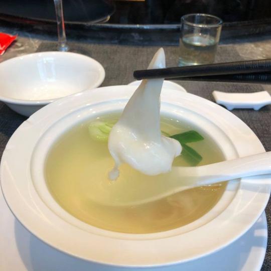 【三茸湯氽海蚌】
如果說醇厚大氣的佛跳牆是閩菜之王,那閩菜之后非清雅雋永的雞湯汆海蚌莫屬了。福州名廚曾到不同地方獻藝,「雞湯氽海蚌」總是以其獨特的烹技與風味飲譽當地。
卓成曦/圖... 【三茸湯氽海蚌】
如果說醇厚大氣的佛跳牆是閩菜之王,那閩菜之后非清雅雋永的雞湯汆海蚌莫屬了。福州名廚曾到不同地方獻藝,「雞湯氽海蚌」總是以其獨特的烹技與風味飲譽當地。
卓成曦/圖...