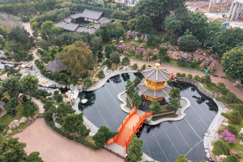 《香港園林史稿》時將本地園林分成4大類:一為港九市區的公園,如香港公園、維多利亞公園、海洋公園;二為港九市區公建附屬園林,如太古城平台花園;三為香港線性景觀,如大埔海濱公園長廊、山頂盧吉棧道徑;四為香... 《香港園林史稿》時將本地園林分成4大類:一為港九市區的公園,如香港公園、維多利亞公園、海洋公園;二為港九市區公建附屬園林,如太古城平台花園;三為香港線性景觀,如大埔海濱公園長廊、山頂盧吉棧道徑;四為香...