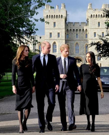 Prince & Princess of Wales + Prince Harry & Meghan Markle於Windsor Castle觀看公眾對已故英女皇嘅悼念...