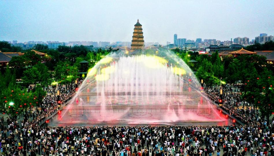 古之长安,今之西安。十三朝古都西安有3100多年的建城史和1100多年的建都史,留下了钟楼、城墙、大雁塔等诸多地标性建筑。... 古之长安,今之西安。十三朝古都西安有3100多年的建城史和1100多年的建都史,留下了钟楼、城墙、大雁塔等诸多地标性建筑。...