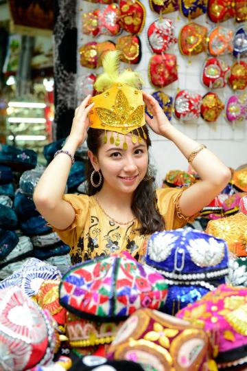 【維吾爾族的花帽】
小花帽是維吾爾族服飾的重要組成部分，顏色鮮艷是其特色，男女老幼皆會佩戴。
王銘偉/攝...