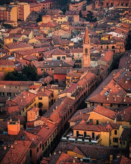 義大利北部的古城波隆納，一片紅色屋頂空拍超詩意...