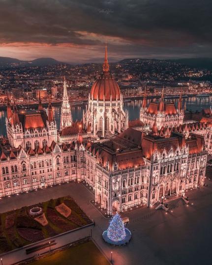 匈牙利布達佩斯的建築，堪稱哪裡都精彩，行經河畔和莊觀的城牆，總能被那華麗的畫面給驚豔不已...
