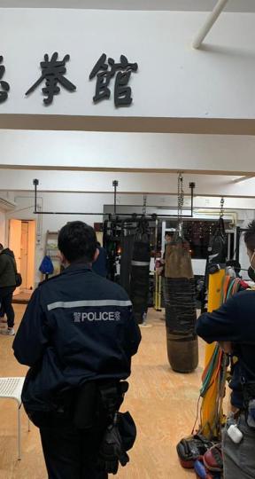 【犁庭掃穴 • 拘捕27人 • 嚴厲執法】
(12月18日),警方新界南總區進行「犁庭掃穴」(LEVINGTON) 反罪惡行動,並巡查共76個娛樂場所、酒吧及食肆,並突擊搜查4個處所。行動中,警方拘捕... 【犁庭掃穴 • 拘捕27人 • 嚴厲執法】
(12月18日),警方新界南總區進行「犁庭掃穴」(LEVINGTON) 反罪惡行動,並巡查共76個娛樂場所、酒吧及食肆,並突擊搜查4個處所。行動中,警方拘捕...