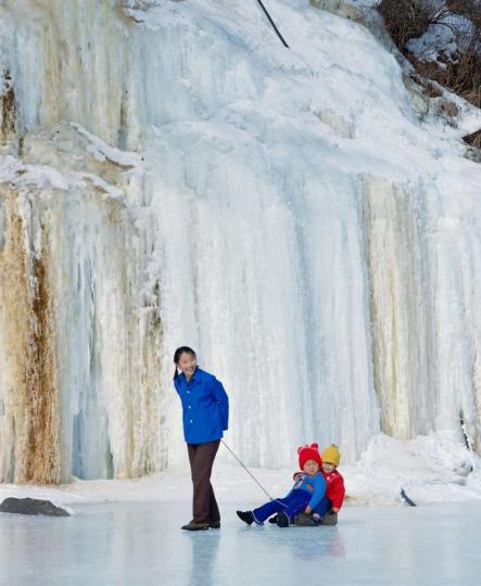 在吉林長白山冰湖上，遊人與小孩子正在高興地嬉戲。
CTPphoto／攝...