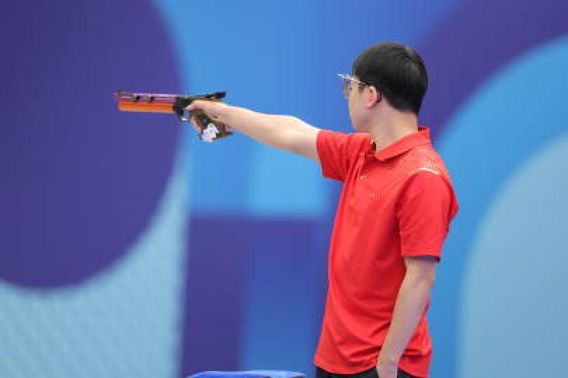 中國隊選手謝瑜在巴黎奧運會射擊男子10米氣手槍決賽中奪得冠軍...