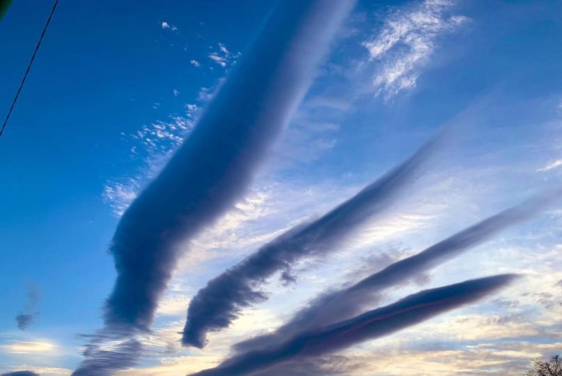 抬頭一看，美麗雲層形成絢麗的翅膀狀...