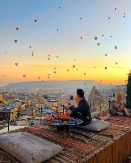 坐在高空屋頂上，望向遠方數以萬計的浪漫熱氣球，絕佳視野簡直讓人屏息，如夢似幻...
