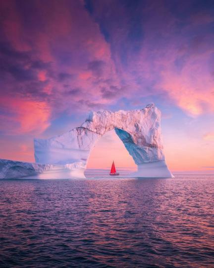 唯美夕陽下，映照出格陵蘭冰川紫紅色的驚奇景象，海面遠望，不可思議的畫面完美呈現...