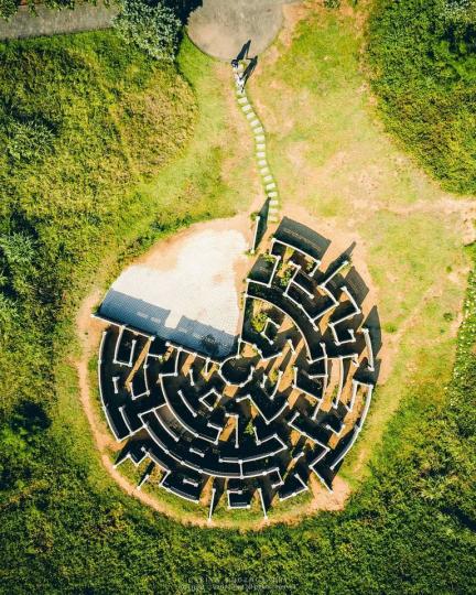 台灣叢林裡的神祕迷宮，空拍一看宛如圖騰式擺陣一樣...