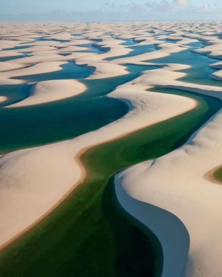 15萬公頃的細白沙丘上點綴著藍寶石般的湖泊...
