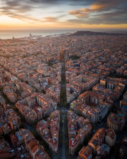 西班牙巴塞隆納的城市空拍美得令人屏息...