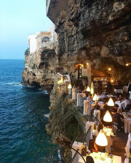 你想和誰一起在如此夢幻的環境用餐呢？睡在海上的飯店更夢幻...