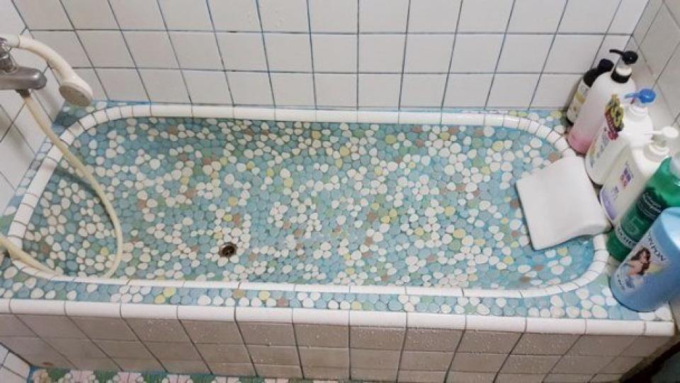老家浴室都長一樣
😲你知道為何外婆家都是用「花紋磁磚浴缸」...