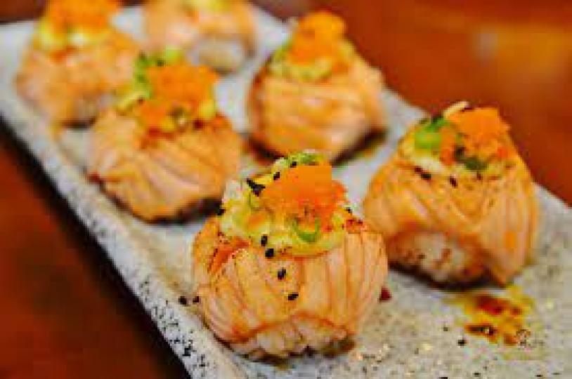 超美味「炙燒起司鮭魚壽司」...