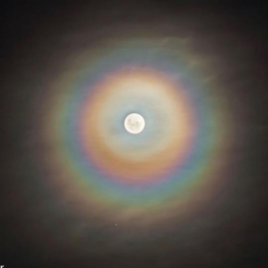 攝影師拍下「月亮被彩虹包圍」夢幻畫面...