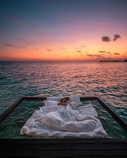 直接睡在大海上的超浪漫景點...