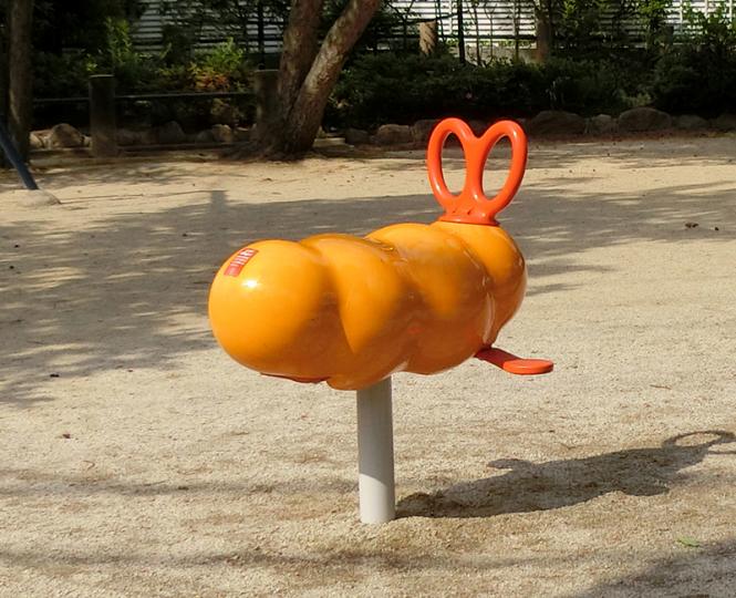 日本各地的遊樂園裡都有著這個奇特外型的搖搖椅...