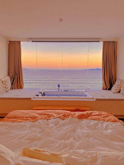 在床上就能看到如油畫般的浪漫景色...