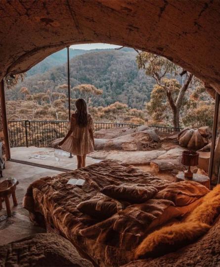 隱身山林中的原始洞穴旅店...