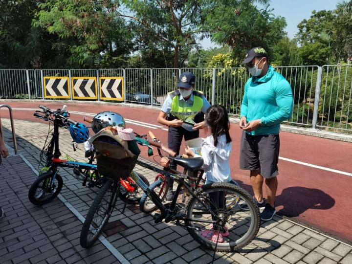 【 交通的事 • 屯門至馬鞍山新單車徑 】
隨著連接屯門至馬鞍山的新單車徑於早前正式開放,新單車徑已吸引不少騎單車人士。新界北總區交通部一連兩日(10日及11日)在元朗至上水的新單車徑熱點推廣單車安全... 【 交通的事 • 屯門至馬鞍山新單車徑 】
隨著連接屯門至馬鞍山的新單車徑於早前正式開放,新單車徑已吸引不少騎單車人士。新界北總區交通部一連兩日(10日及11日)在元朗至上水的新單車徑熱點推廣單車安全...