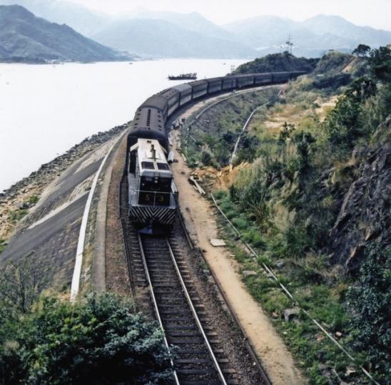 九廣鐵路每天接載乘客往返中港邊境，攝於1972年...