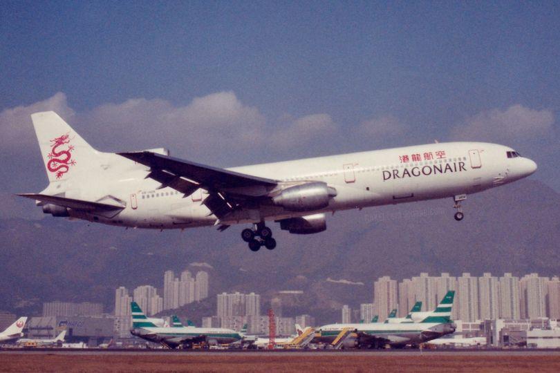 在 30 年前的今日，港龍航空的洛歇三星機 VR-HOK 降落啓德機塲...