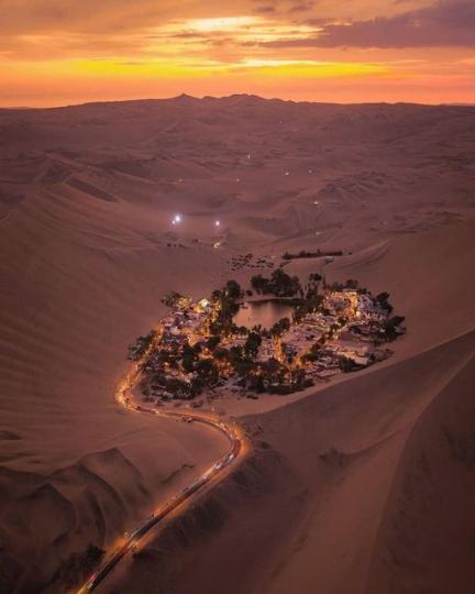 沙漠中的綠洲小村莊閃閃發亮，就好像一顆不小心墜落在黃土中的淚滴...