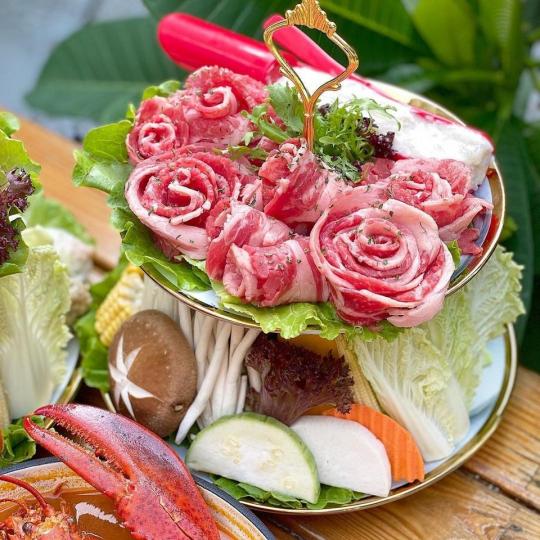 新年就是要吃鍋！泰式海陸鍋裡，不僅有著浮誇的大龍蝦，還有玫瑰花似的肉盤，整桌宛如藝術品，讓人食指大動...