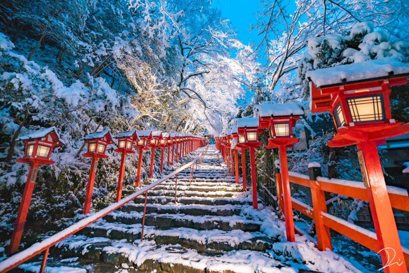 寒冬時節，寧靜神社的階梯上佈滿浪漫的白色霜雪...