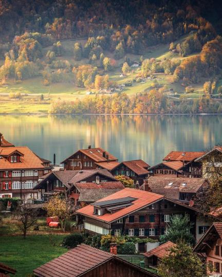 橘紅翠綠的瑞士小鎮，一走進就能感受如童話故事般的夢幻感，長居在此心靈一定十分平靜...
