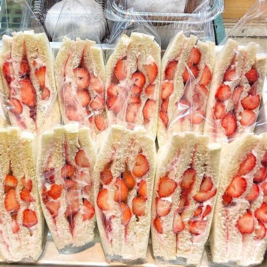 草莓季的時節，當然要三明治...