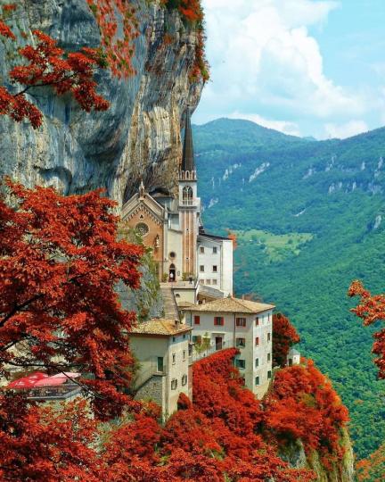 建立在陡峭山壁間的天主教堂，在700公尺的山上美得很精采...