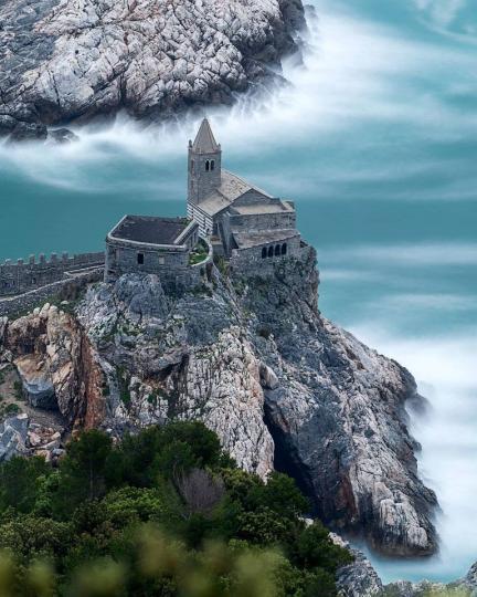 義大利帕爾瑪利亞島上，空拍一看的濱海教堂景象...