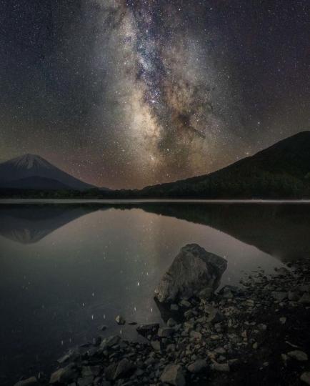位在富士河口湖町的精進湖，夜晚那宛如點亮的銀河星空...